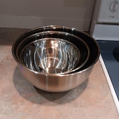 3 NESTING STAINLESS STEEL BOWLS W/RUBBER BOTTOMS AND MEASUREMENTS INSIDE THE BOWLS