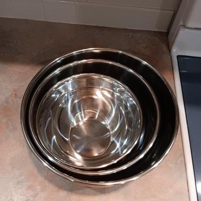 3 NESTING STAINLESS STEEL BOWLS W/RUBBER BOTTOMS AND MEASUREMENTS INSIDE THE BOWLS