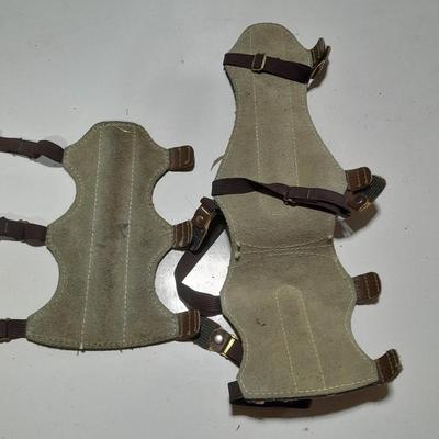 Arrows and wrist guards for a bow - At least a dozen arrows