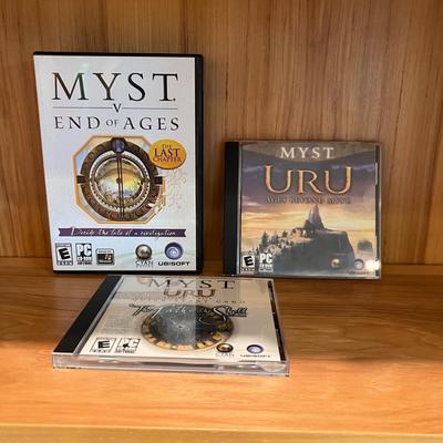 Microsoft Gaming Joystick, Flight Simulator, Myst and more Games Plus Books (L2-RG)