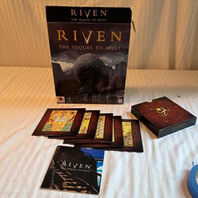 Microsoft Gaming Joystick, Flight Simulator, Myst and more Games Plus Books (L2-RG)