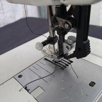 PFAFF Creative 7550 Germany made sewing machine with accessories (no power cord)