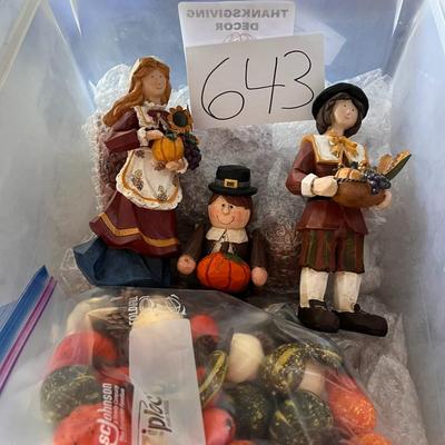 Pilgrim Mini Statues W/Pumpkin/Squash Decor