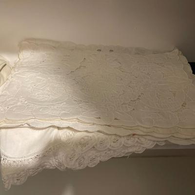 Linen Lot White lace placemats & tablecloth