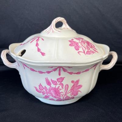 Lot 91 Williamsburg Husk by Wedgwood Soup tureen