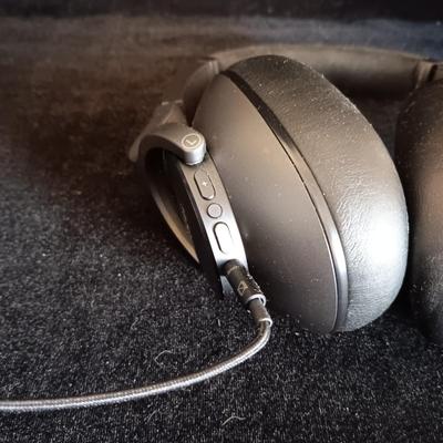 AKG N700 HEADPHOMES
