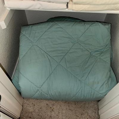 QUEEN SHEETS AND COMFORTER PLUS TOWELS AND THROW BLANKETS