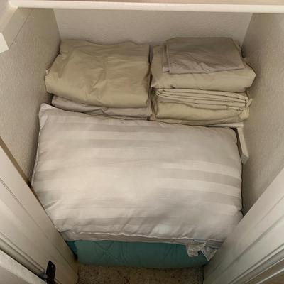 QUEEN SHEETS AND COMFORTER PLUS TOWELS AND THROW BLANKETS
