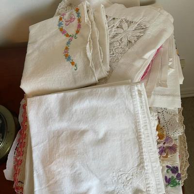 Linen- embroidered lot