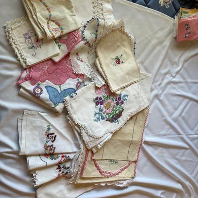 Linen- embroidered lot