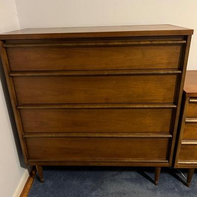 MCM Style Bassett Furniture Dresser Chest of Drawers (Part of 5 Pc. Set)
