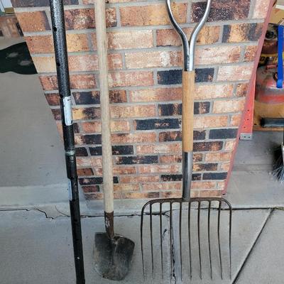 Hayfork, spade and a extend a vise