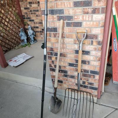 Hayfork, spade and a extend a vise