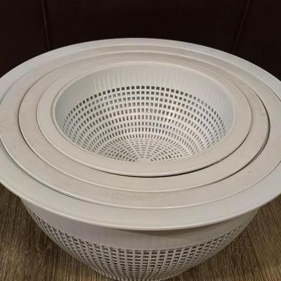 Pampered Chef Bowls & Strainers Nesting Set