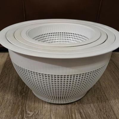 Pampered Chef Bowls & Strainers Nesting Set