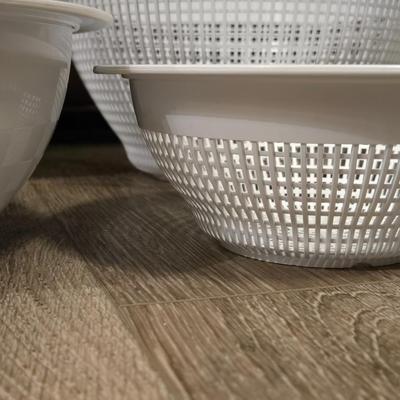 Pampered Chef Bowls & Strainers Nesting Set