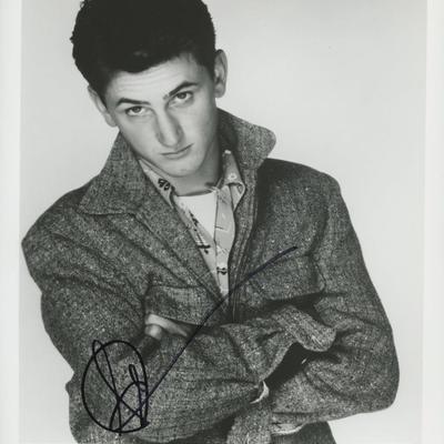 Sean Penn signed movie photo. GFA Authenticated