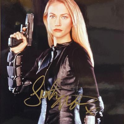 Sarah Wynter signed photo