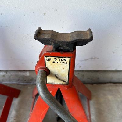 CRAFTSMAN 2-1/4 TON TROLLEY JACK IN CASE AND 3 TON JACK STANDS