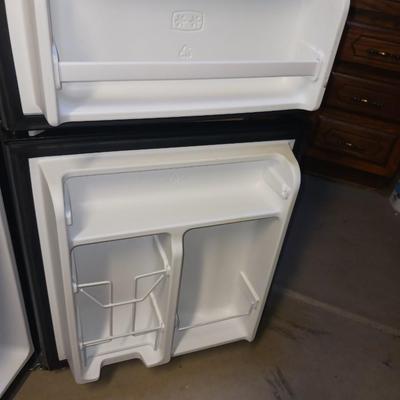 WILLZ MINI FRIDGE W/FREEZER