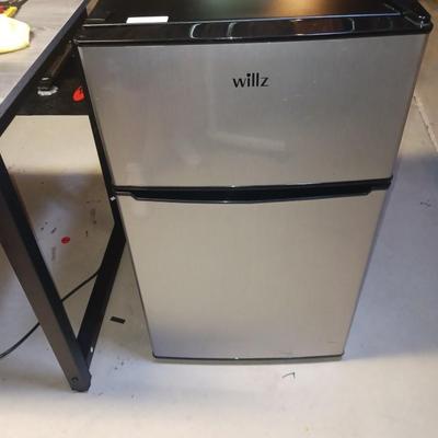 WILLZ MINI FRIDGE W/FREEZER