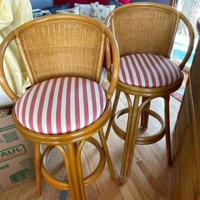 Beutiful Ratan Bar with 2 Swivel Stools