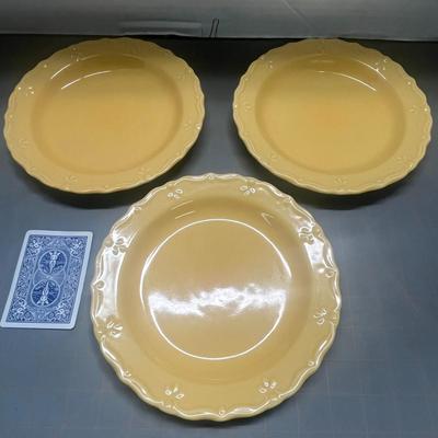 Yellow Set of Dinner Plates and Couple Mugs - Home Trends & Gibson Brands