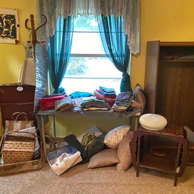 Lot 7: Linens, Furniture & More