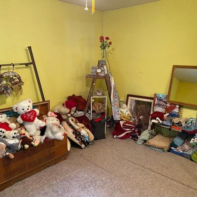 Lot 8: More Linens & Such