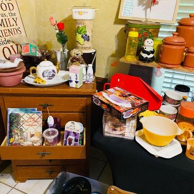 Lot 13: Kitchen Nook Selection