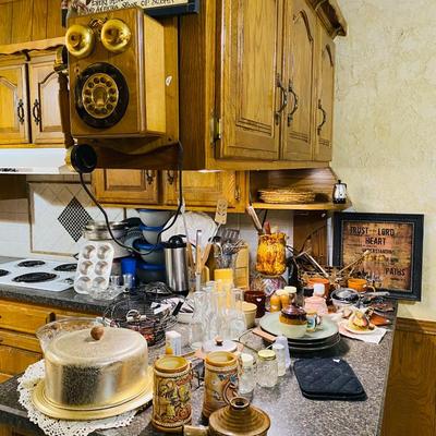 Lot 14: Kitchen Island Selection