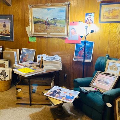 Lot 23: Coffee table, Art & More