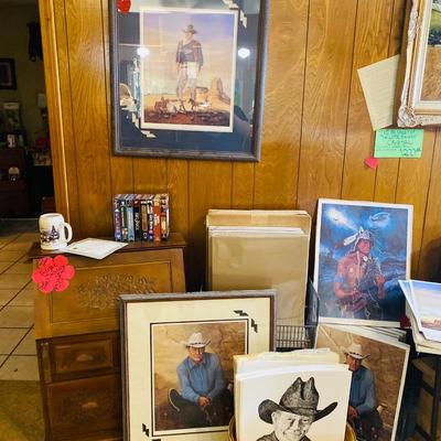 Lot 23: Coffee table, Art & More