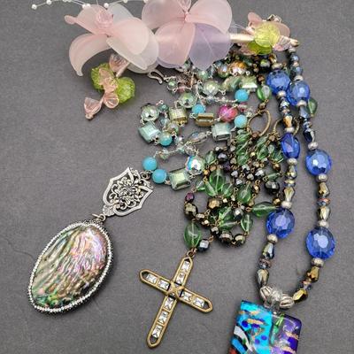 Decorative Frosted Glass Flower & Crystal Necklaces