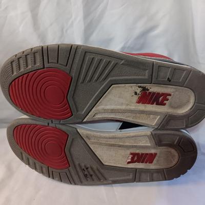Men's size 10.5 Nike Air tennis shoes