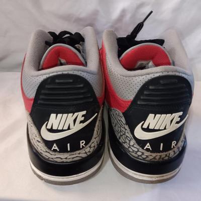 Men's size 10.5 Nike Air tennis shoes