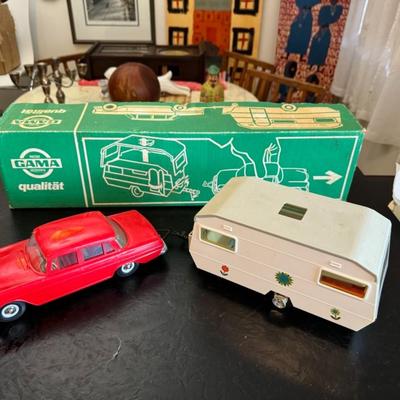 1:18 GAMA 4758 MERCEDES-BENZ 220SE + CARAVAN