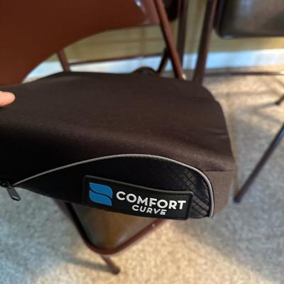 4 folding chairs and comfort curve cushion