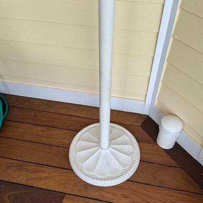 535 White Metal Outdoor Coatrack
