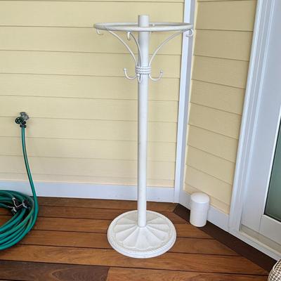 535 White Metal Outdoor Coatrack