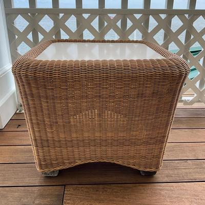 544 VENEMAN Wicker Resin Tile Top Table