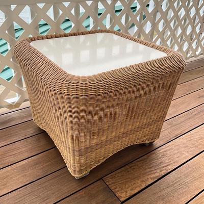 544 VENEMAN Wicker Resin Tile Top Table