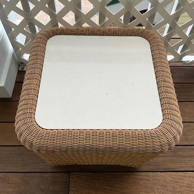 544 VENEMAN Wicker Resin Tile Top Table