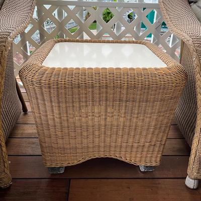 546 VENEMAN Wicker Resin Tile Top Table