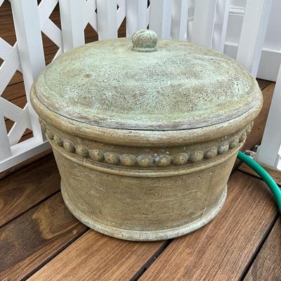 548 Outdoor Covered Hose Container