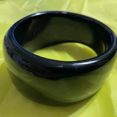 Vintage Mid-Century BLACK Color 8" Lucite Graduated Bangle Bracelet 1"-1.5" in VG Preowned Condition.