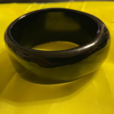 Vintage Mid-Century BLACK Color 8" Lucite Graduated Bangle Bracelet 1"-1.5" in VG Preowned Condition.