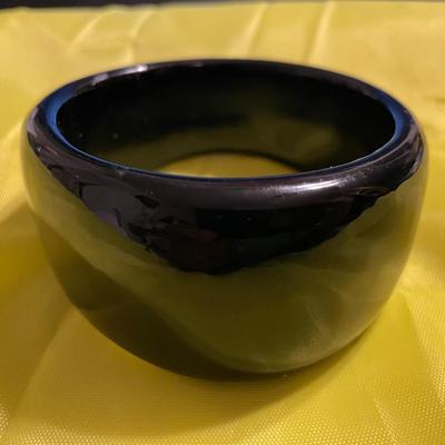 Vintage Mid-Century BLACK Color 8" Lucite Graduated Bangle Bracelet 1"-1.5" in VG Preowned Condition.