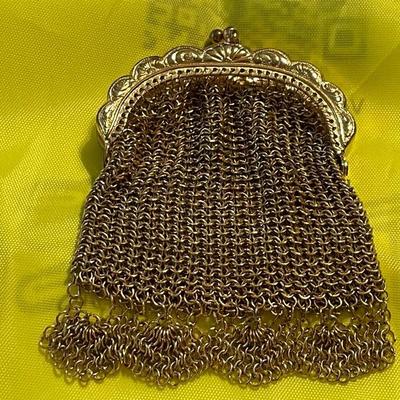 French Art Nouveau Gold-tone Dainty Mesh Coin Purse in VG Preowned Condition.