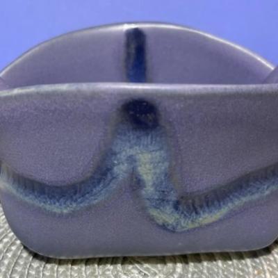 VINTAGE ARTIST SIGNED HILBORN BLUE/PURPLE GLAZED FANCY MID CENTURY STYLE PINCH POTTERY BOWL 6" X 4" IN VG PREOWNED CONDITION.